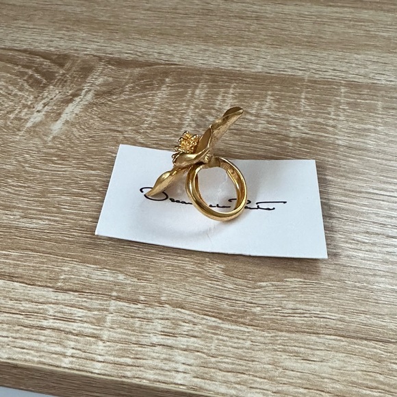 Oscar dela Renta ring. Never used! No tarnish no faded! 3y in perfect condition! - Picture 4 of 6